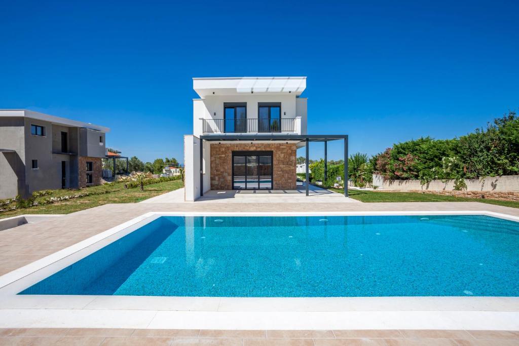 willa z basenem przed domem w obiekcie Alfie Luxury villa with private pool w mieście Pefkochori