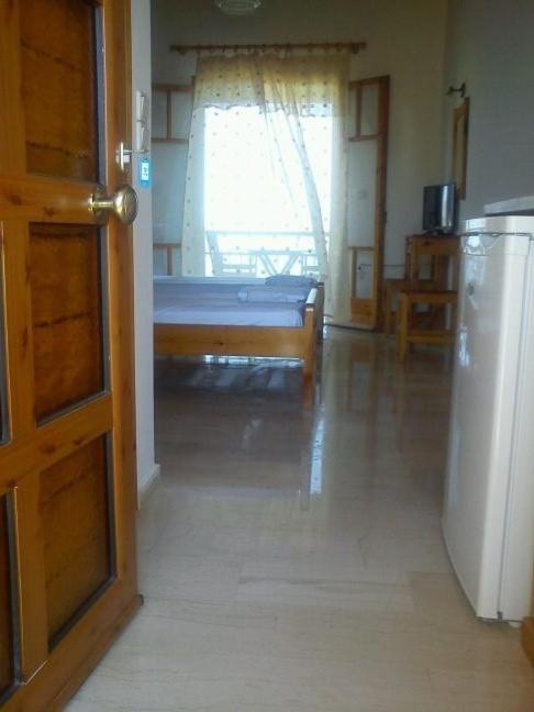 Rúm í herbergi á Sofos Apartments