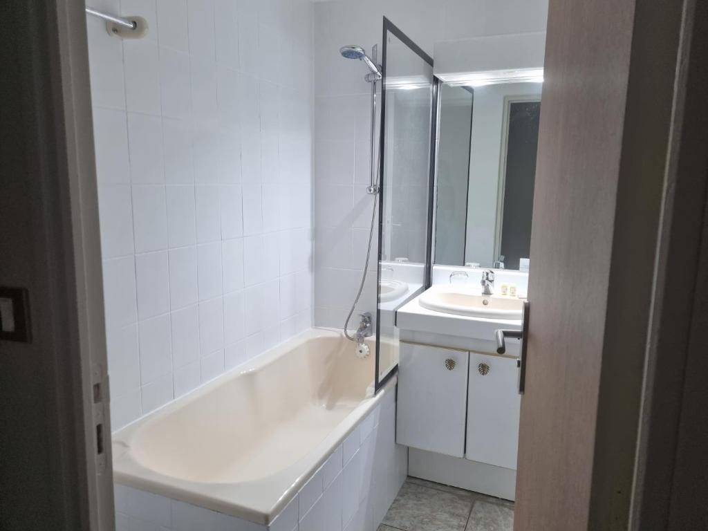Koupelna v ubytování Hôtel Le Prieuré