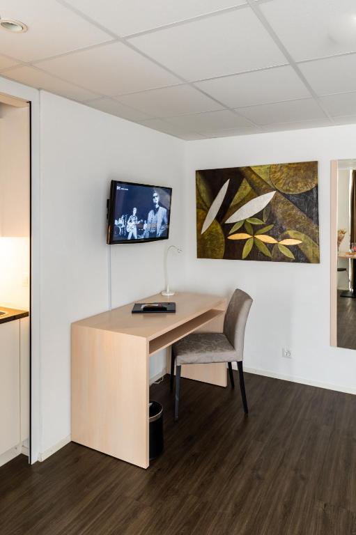 TV a/nebo společenská místnost v ubytování Los Lorentes Apartments Bern Airport