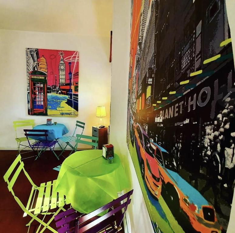 フラスカーティにあるPrincess B&B Frascatiのテーブルと壁掛けのポスター付きの部屋
