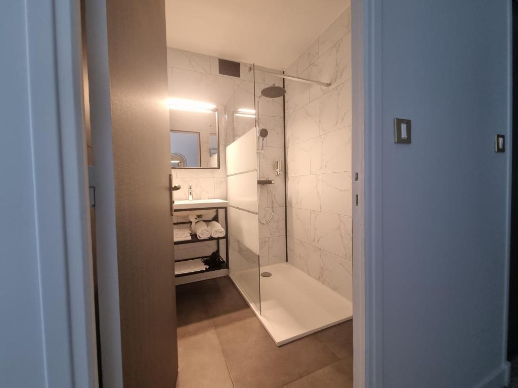 Koupelna v ubytování Hôtel Le Prieuré