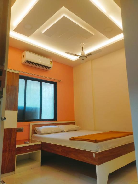 1 dormitorio con 2 camas y ventana en SAHIL STAY Inn en Navi Mumbai