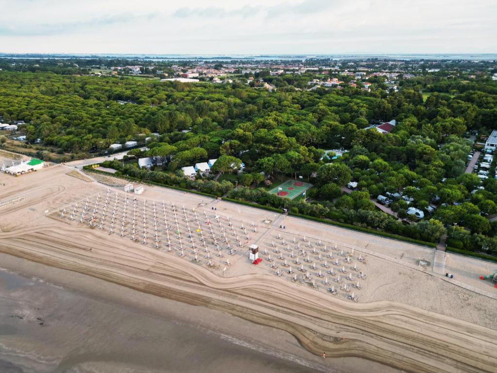 una vista aérea de un edificio en la playa en Dei Fiori Camping Village en Cavallino-Treporti