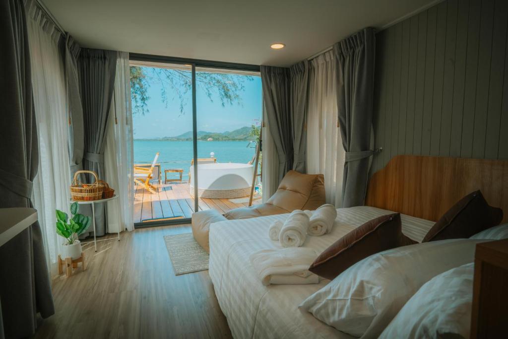プーケットタウンにあるSea Sand See Sky Beach Front Resortのベッドルーム1室(ベッド2台付)が備わり、海の景色を望めます。