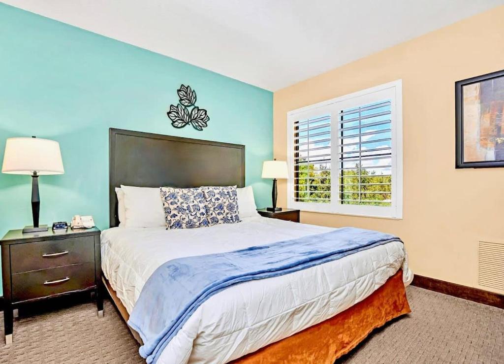 Katil atau katil-katil dalam bilik di 1BR King Suite - Hot Tub Pool - Near Disney