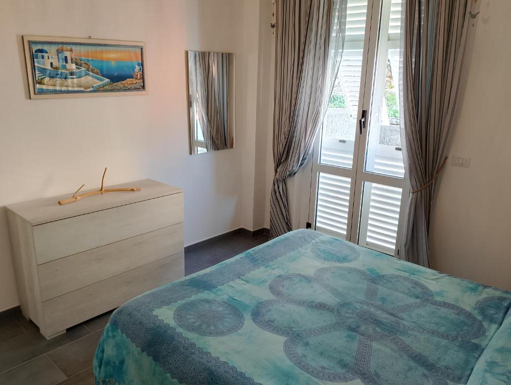 a bedroom with a bed and a dresser and a window at Incantevole appartamento tra Portofino e le 5 Terre in Chiavari