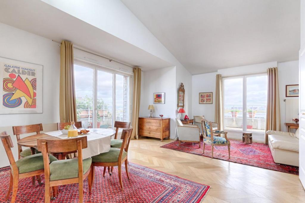 - un salon avec une table, des chaises et un canapé dans l'établissement Résidor - Apartment 4P La Villette Park, à Paris