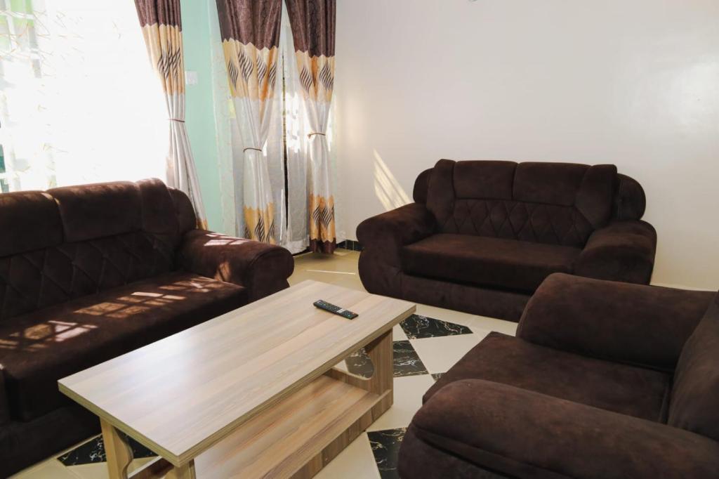 ein Wohnzimmer mit 2 Sofas und einem Couchtisch in der Unterkunft Gerly Homes in Kakamega