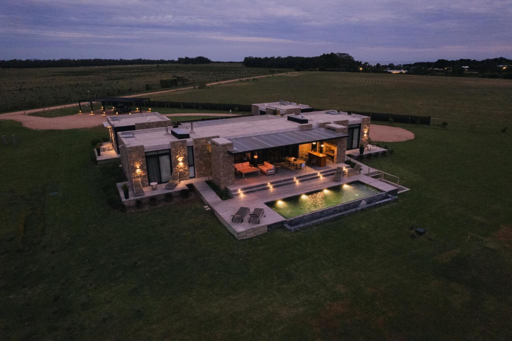 uma vista aérea de uma grande casa com piscina em La MaSia em Balneario Buenos Aires