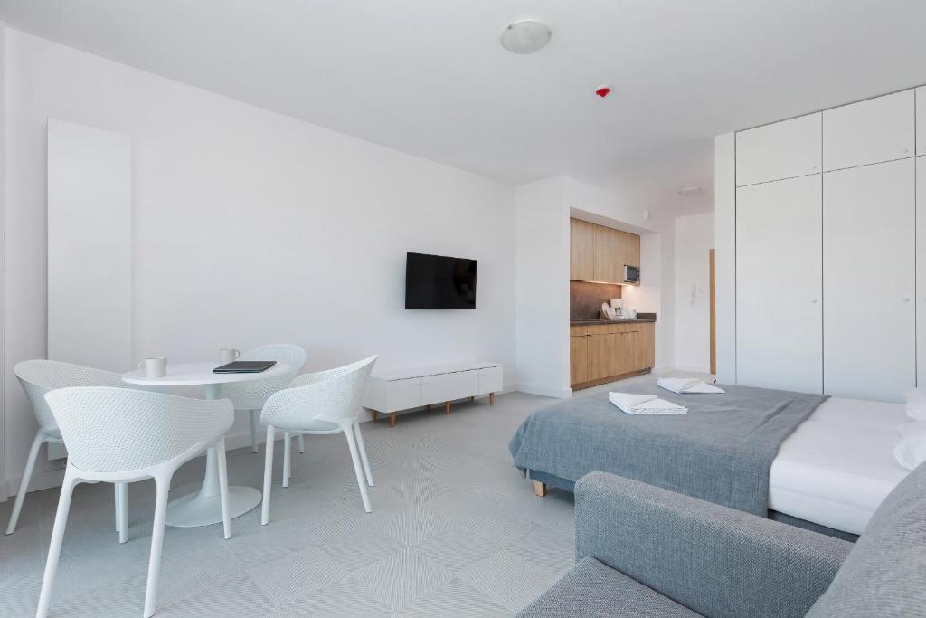 Televízia a/alebo spoločenská miestnosť v ubytovaní Aquamarina Prima 049 by Noclegi Renters