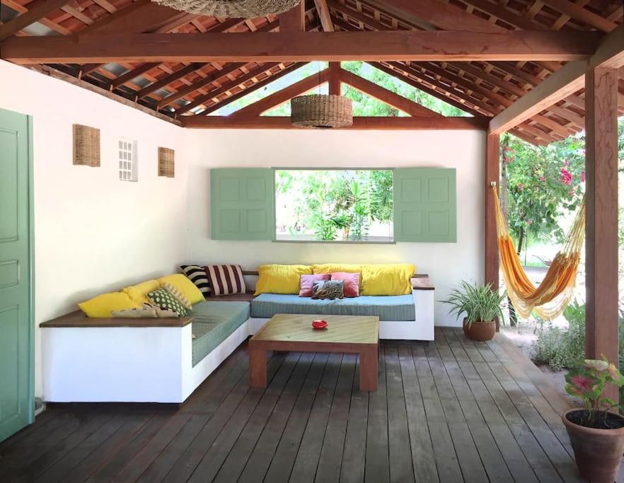 um pátio com um sofá e uma mesa de centro em Villa Shanti em Atins