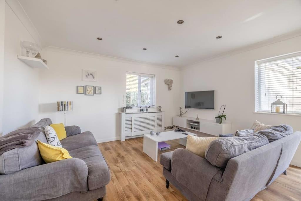 ein Wohnzimmer mit 2 Sofas und einem TV in der Unterkunft 5 Bedroom Home Close to Windsor, Legoland, Ascot in Bray