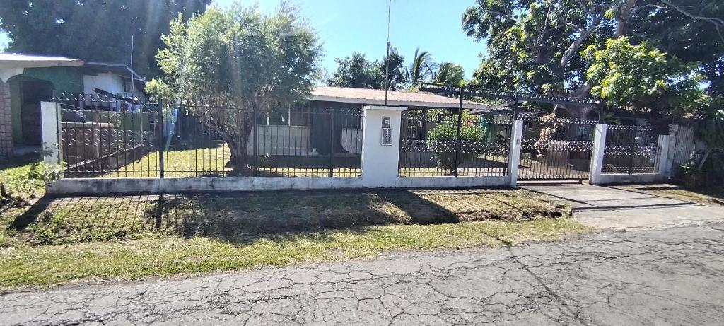 a fence in front of a house at Tu casa lejos de tu casa in David