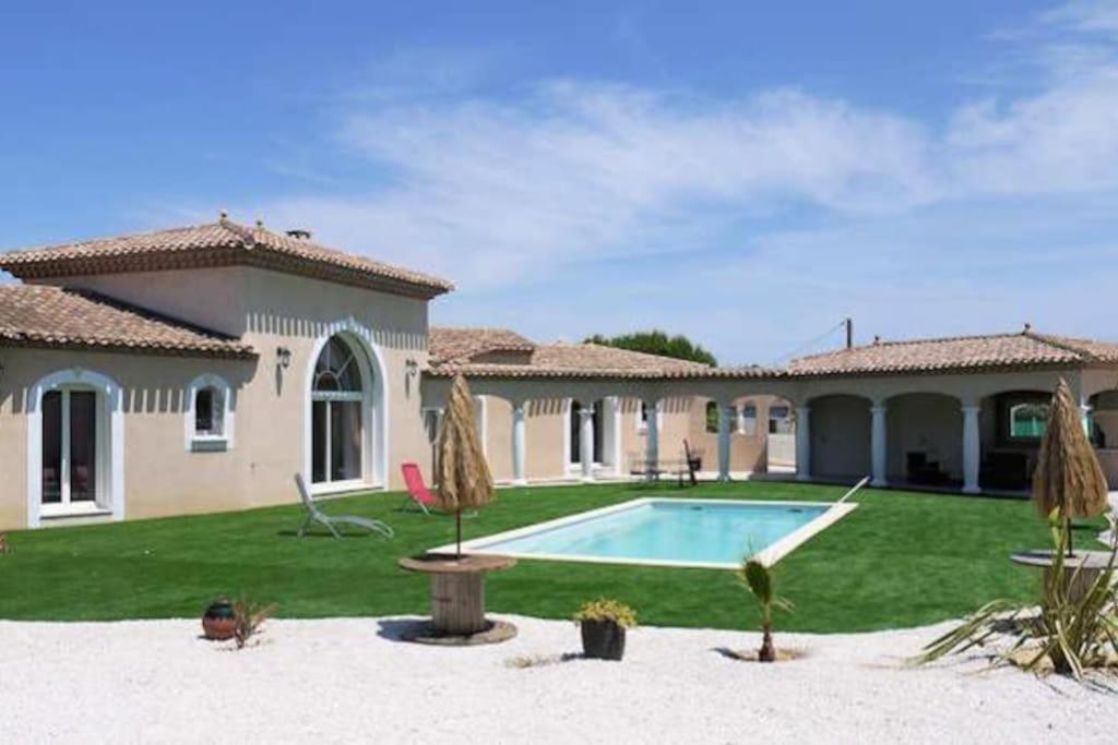 Photo de la galerie de l'établissement Soleil - Large Villa with Pool & Garden near Pezenas, à Nézignan-lʼÉvêque