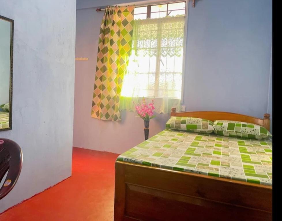 1 dormitorio con cama y ventana en GREEN HILLS en Cherrapunji