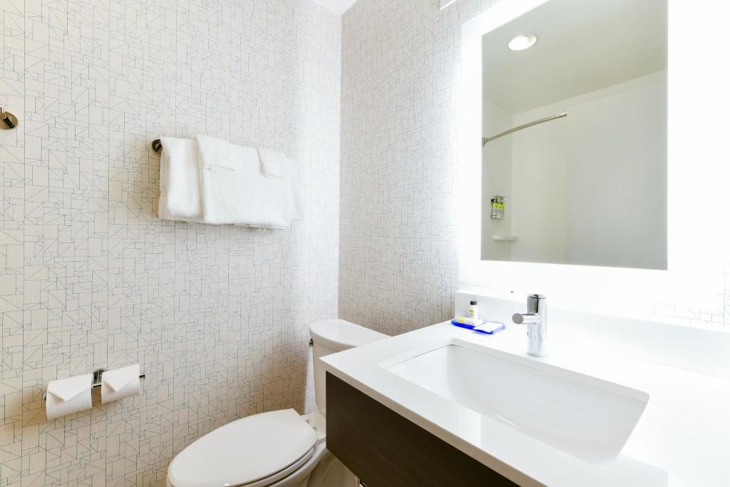 Holiday Inn Express Mill Valley San Francisco Area, an IHG Hotel - Sala De Reina Estándar Con Acceso A La Piscina