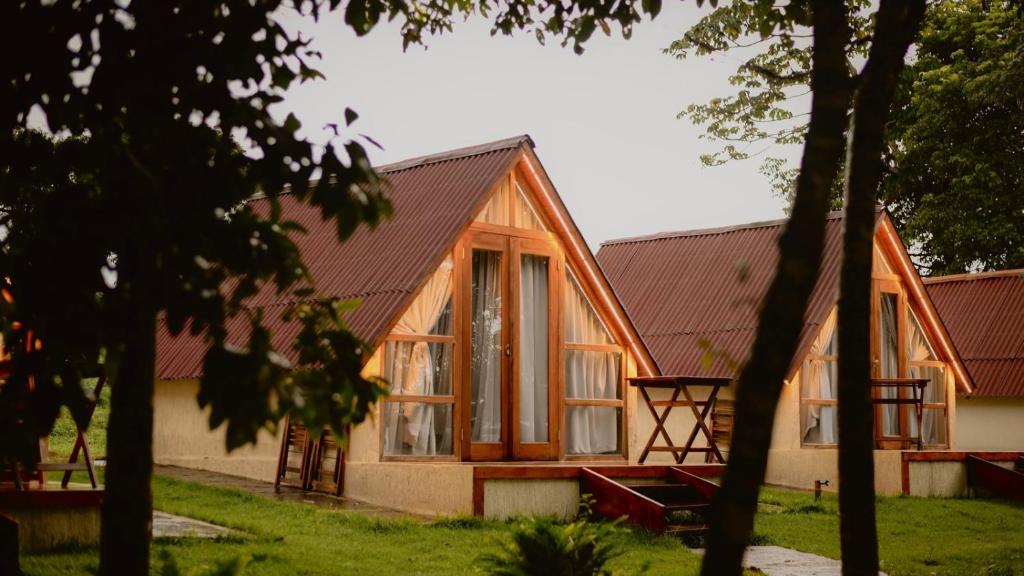ein Haus mit einem großen Fenster an der Seite in der Unterkunft Pousada Vale da Neblina in Ubajara