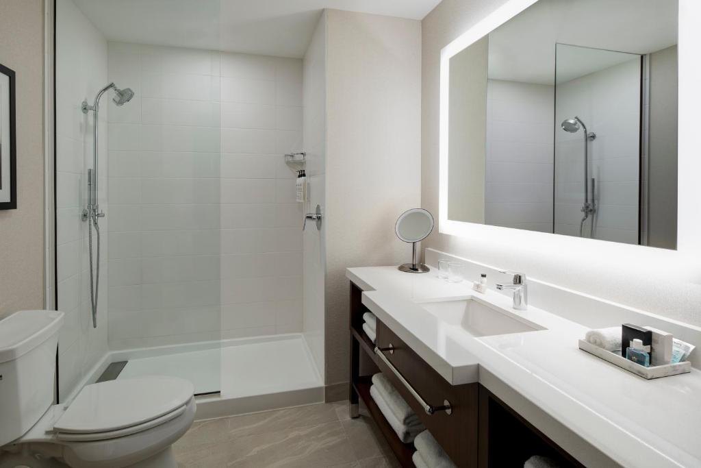 Delta Hotels by Marriott Dallas Southlake - Deluxe King Room