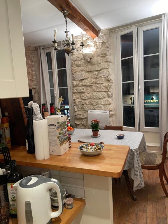 una cucina con tavolo e piano di lavoro di One-Bedroom Apartment by the Eiffel Tower: your home in the heart of Paris a Parigi