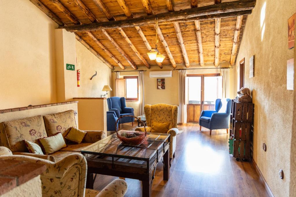 sala de estar con sofá, sillas y mesa en Casa Rural La Milana, en Doña Rama