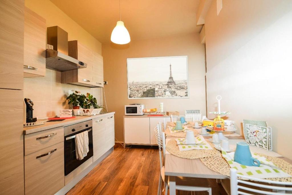 een keuken met een tafel en een keuken met uitzicht bij La Gioiosa in Pisa