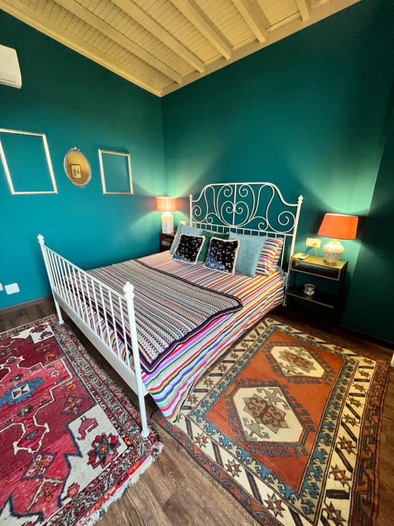 una camera con un grande letto con un tappeto di La MAGIA NEL BORGO a Fezzano