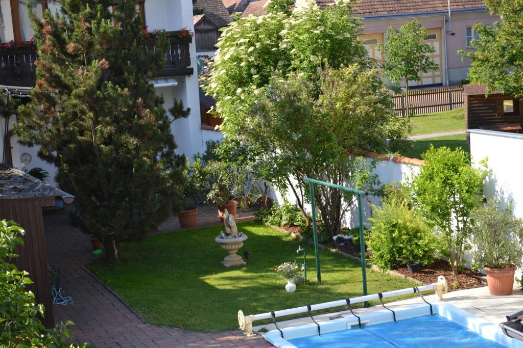 Bazén v ubytování Landhaus zum Siebenschläfer nebo v jeho okolí