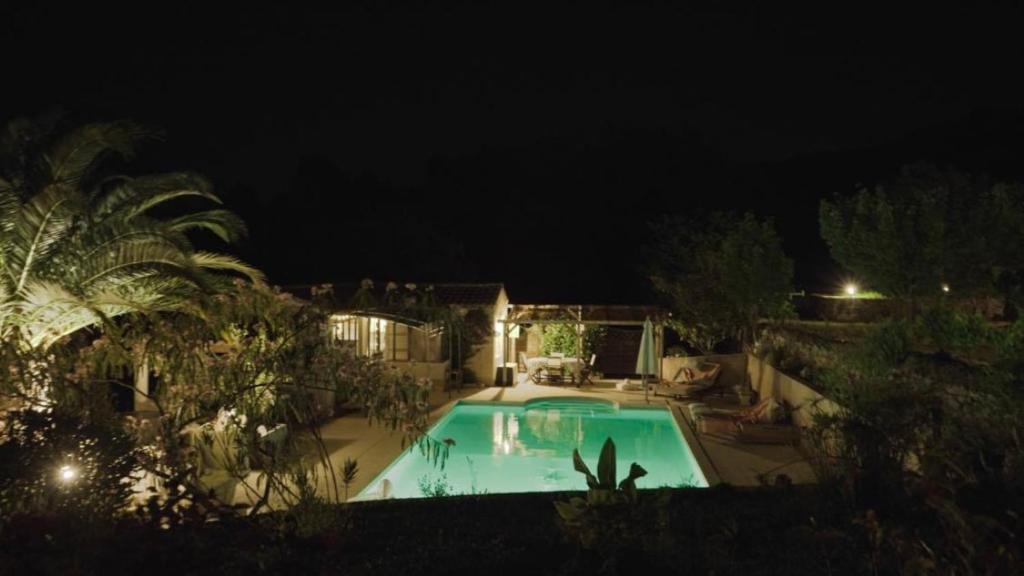 una piscina in un cortile di notte di une petite maison entre vignes et mer a La Cadière-d'Azur