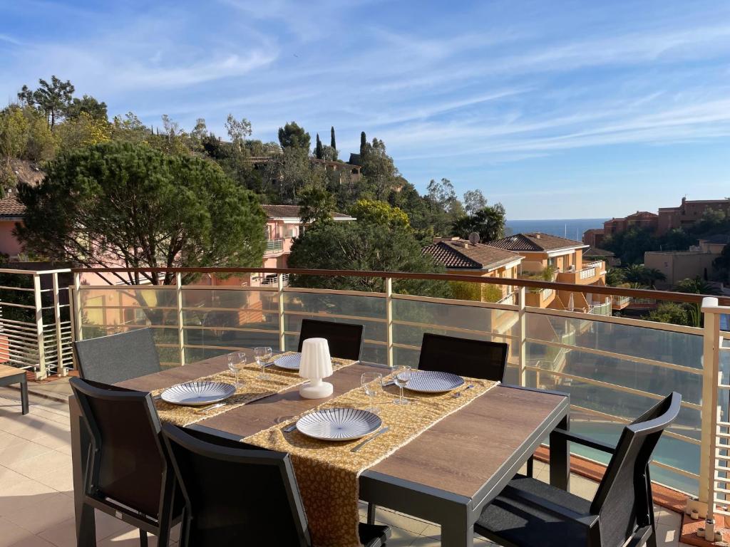 - une table sur un balcon avec vue sur l'océan dans l'établissement Esterel Bay - Les Clés de L´Estérel, à Théoule-sur-Mer