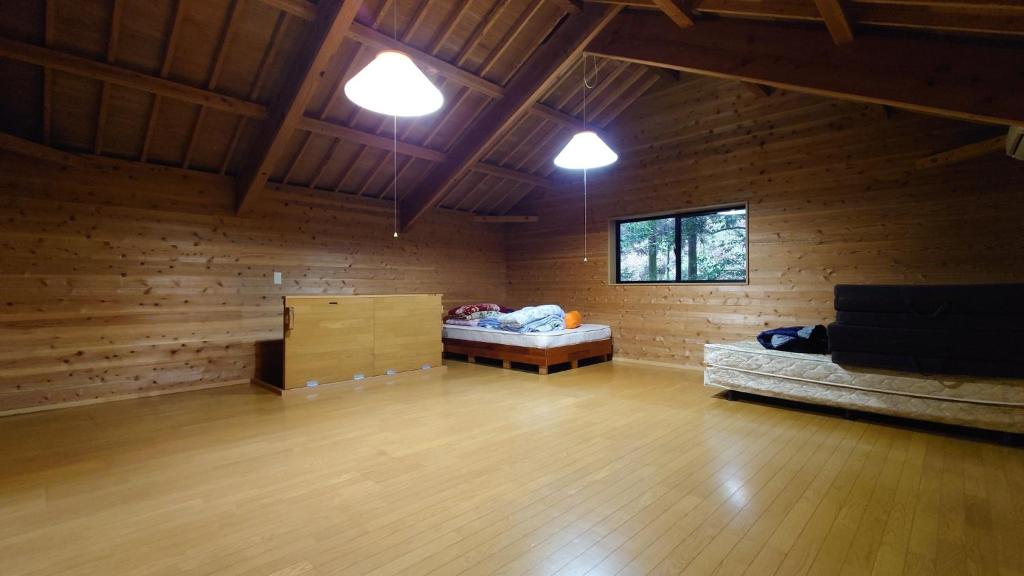 にあるRyukyo no Sato Auto Campsite - Vacation STAY 42105vの木造の建物内にある空き部屋(ベッド2台付)