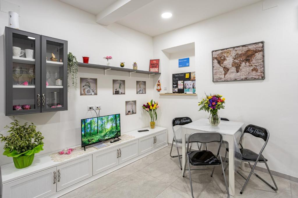 a living room with a table and a tv at Petite House Frascati in Frascati