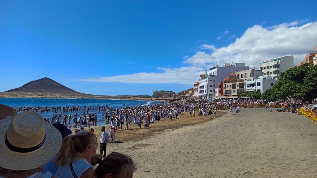 a large crowd of people on a beach at Daydream Medano Coliving in El Médano