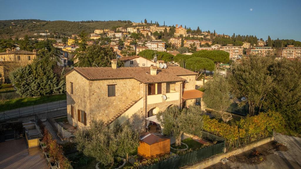 een luchtfoto van een huis in een stad bij Casale Corciano in Ellera