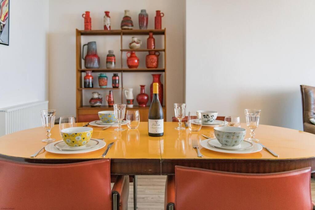 una mesa de comedor con una botella de vino y copas en Sea View Apartment en Folkestone
