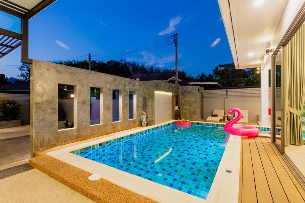 Bazén v ubytování Nut & Non Pool Villa by Duangtham nebo v jeho okolí