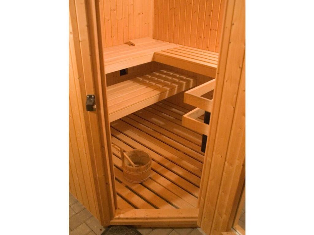 una sauna de madera con un cubo dentro en Holiday home Scheersbergkate en Steinbergkirche