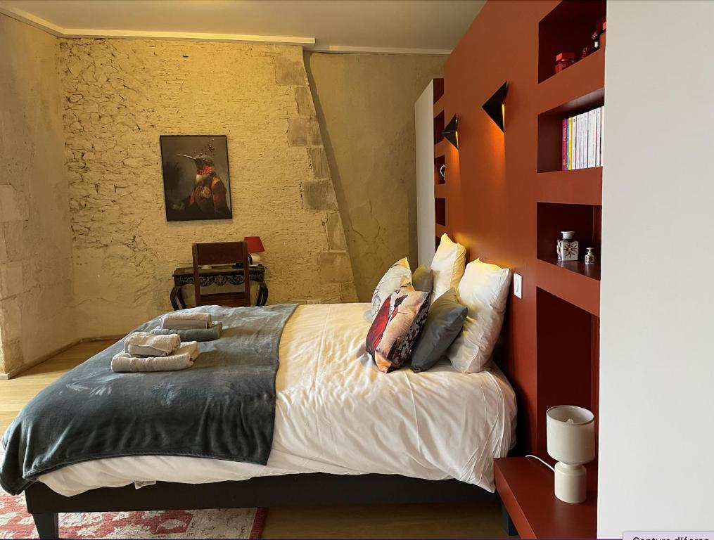 - une chambre dotée d'un lit avec un mur orange dans l'établissement Chambre d'hôte, Château de Meauce Louise et Marie, à Saincaize-Meauce