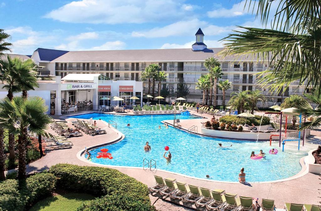 The swimming pool at or close to Avanti International Resort