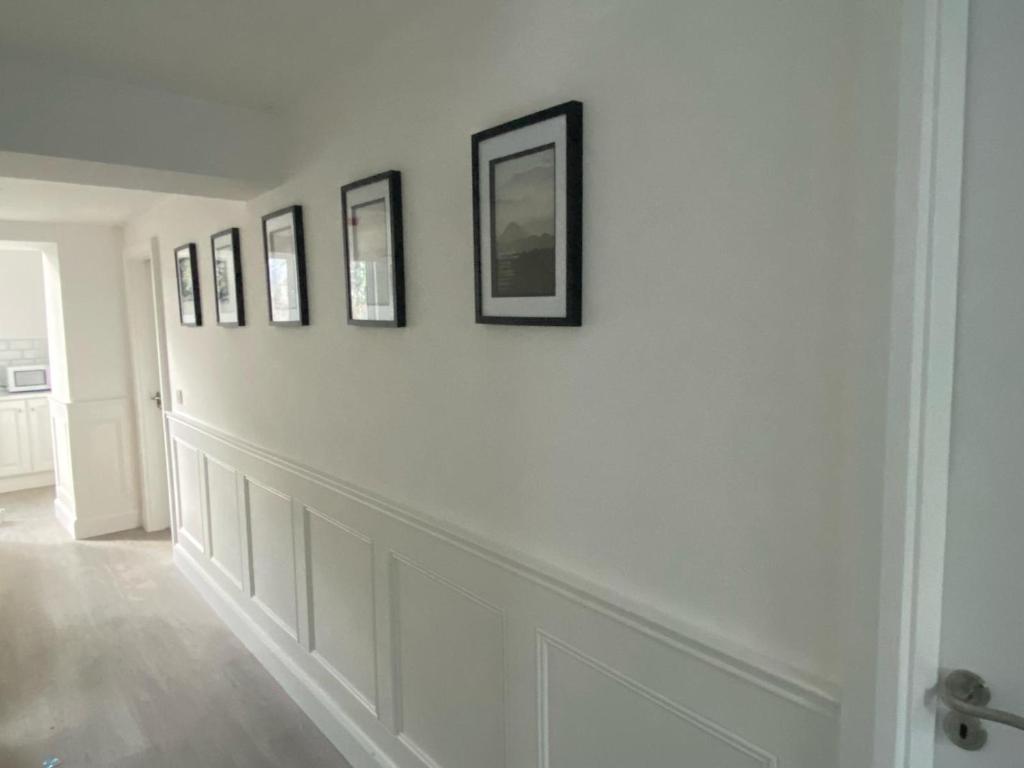 um corredor com quatro fotografias na parede em Johnsville House em Carlow
