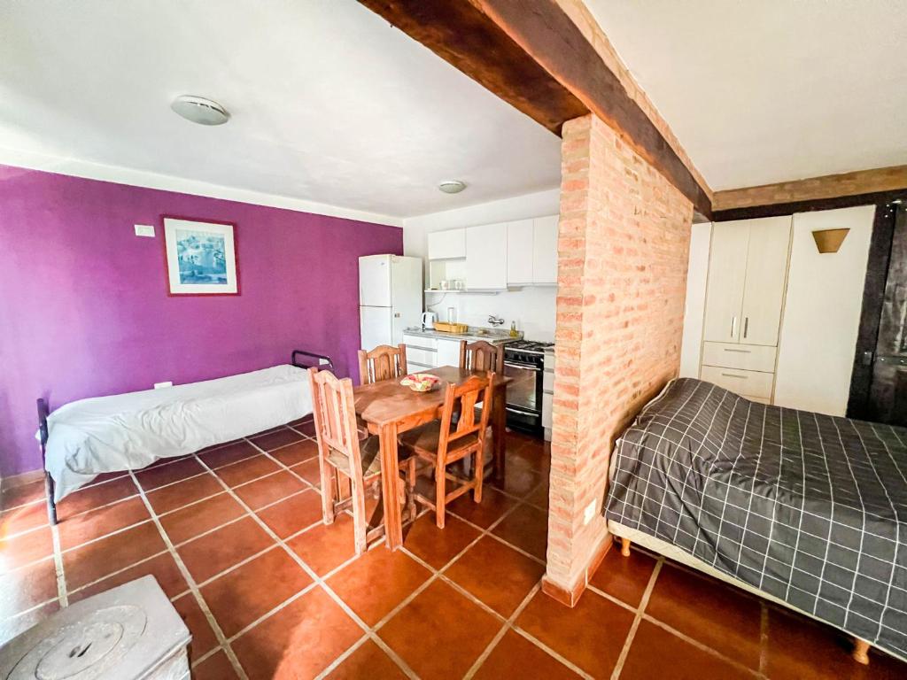 圣罗莎卡拉穆奇塔县Hospedaje Frente al Rio el Rancho的一间设有桌子和床的房间和一间厨房