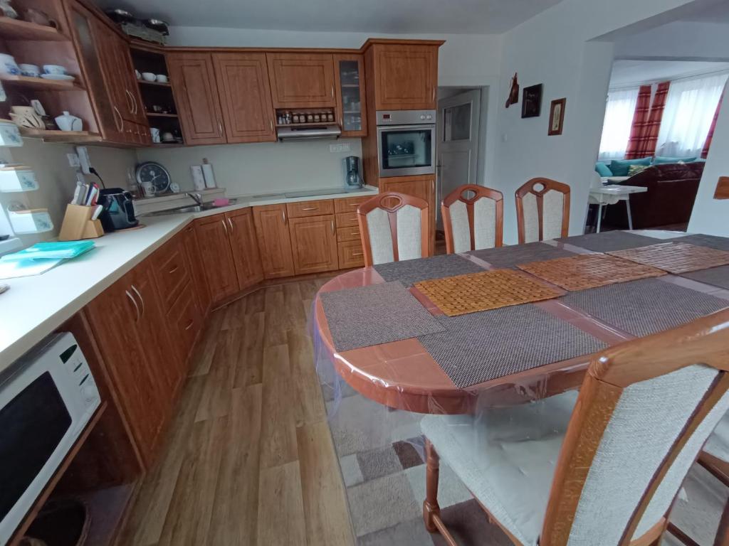 Kuchyň nebo kuchyňský kout v ubytování Holiday Home Moldava