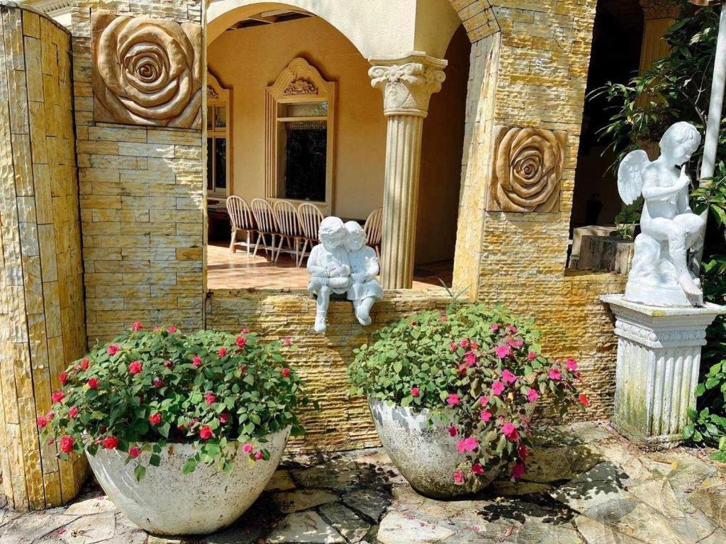 a house with two flower pots and a stuffed animal at Xin Yuan My Dream Castle in Dongshan