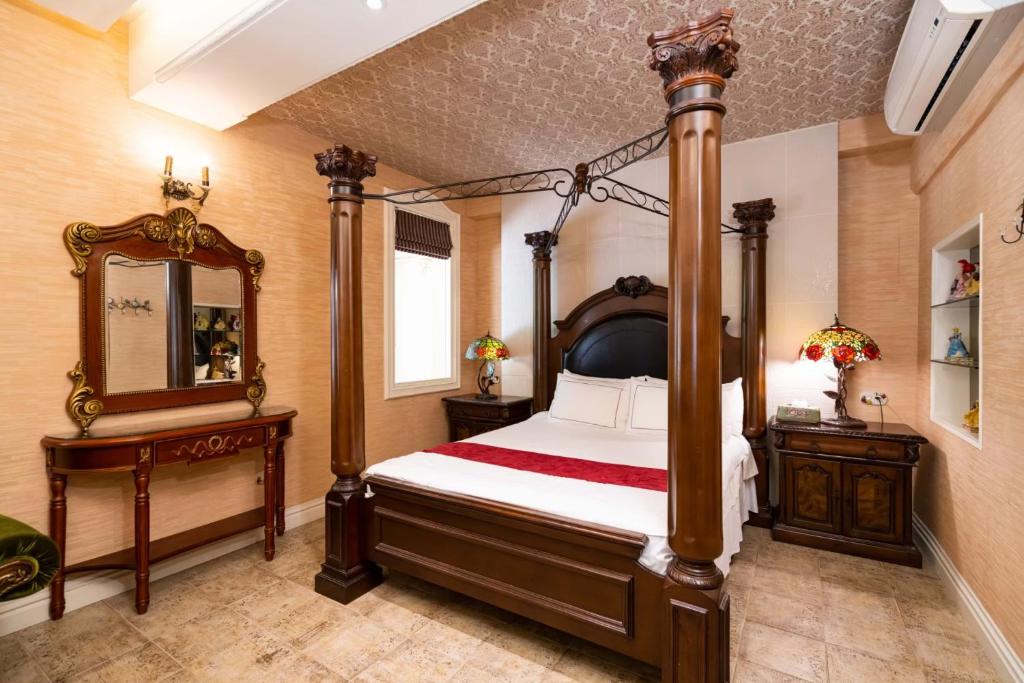 a bedroom with a canopy bed and a mirror at Xin Yuan My Dream Castle in Dongshan