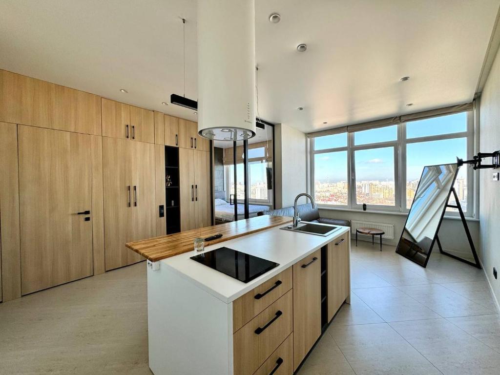 オデッサにあるArcadia Luxury Apartmentsのキッチン(シンク付)、大きな窓が備わります。