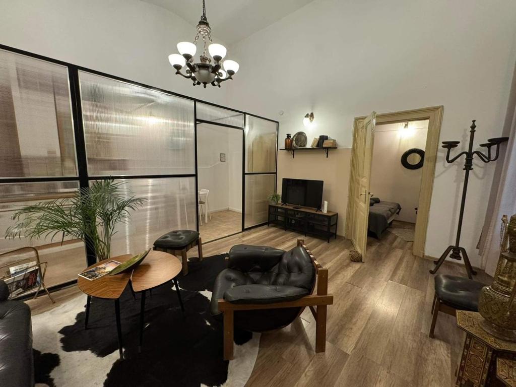 sala de estar con sofá y mesa en Kahwa Apartments, en Budapest