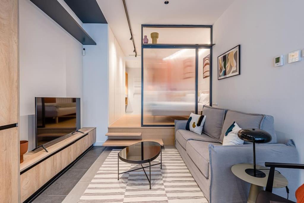 Hotel Hermoso estudio en Legazpi °2, a living room with a couch and a table at Hermoso estudio en Legazpi °2 in Madrid