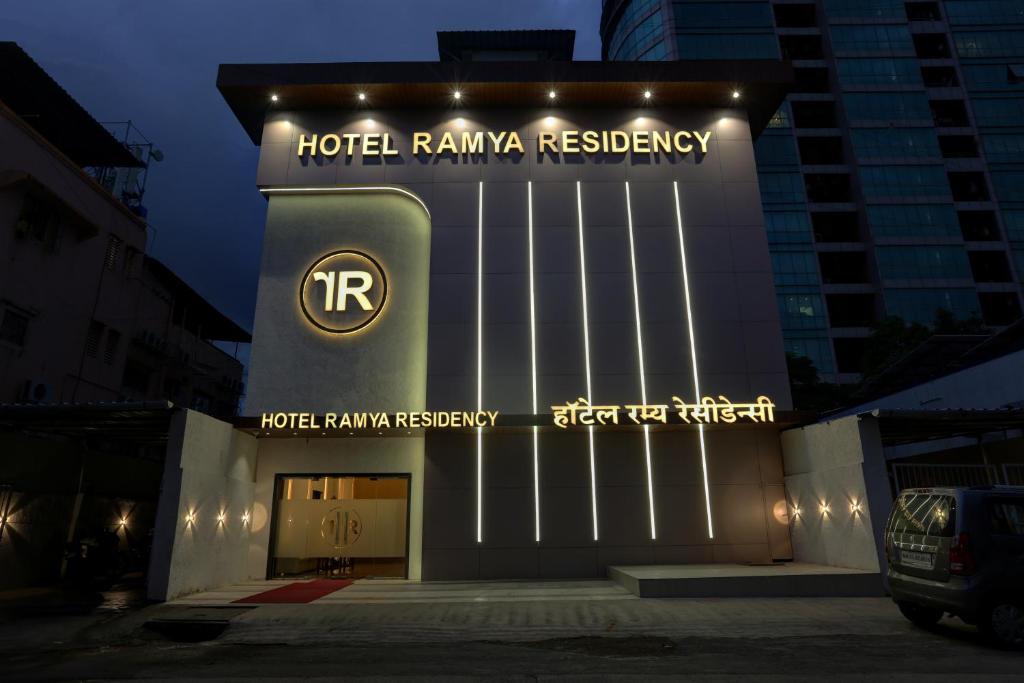 un signo de redención de hotel ryanaja frente a un edificio en RAMYA RESIDENCY, en Navi Mumbai