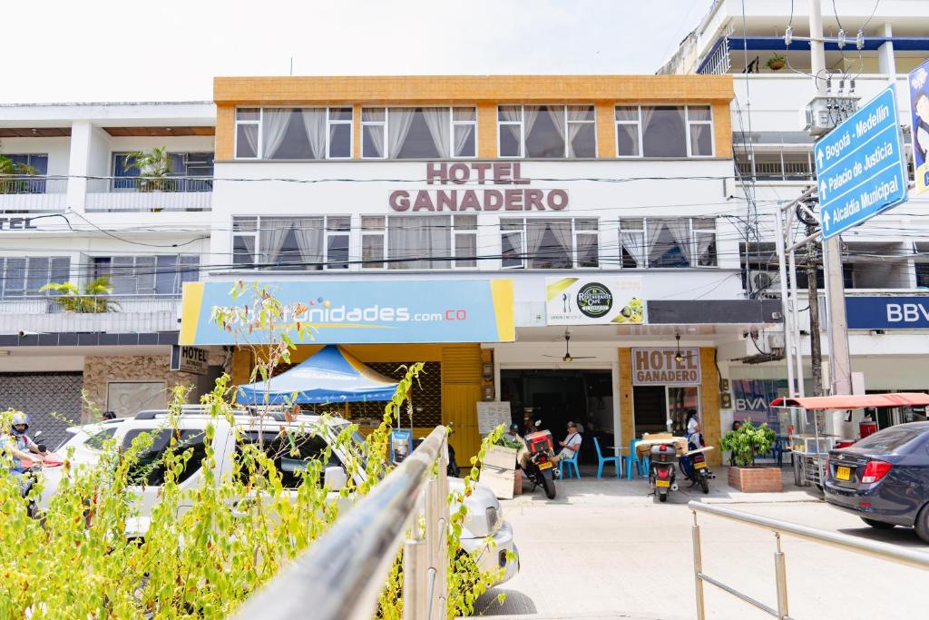HOTEL GANADERO في لا دورادا: مبنى به فندق كامارا على شارع المدينة