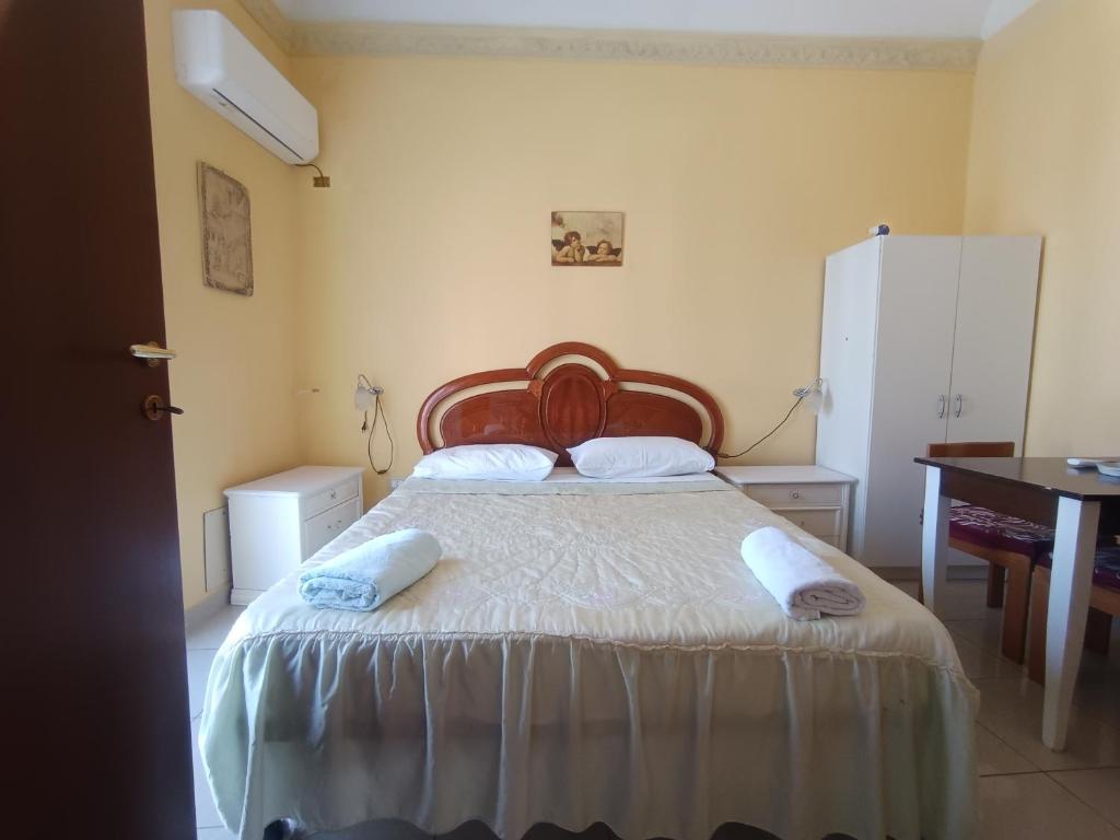 ein Schlafzimmer mit einem Bett mit zwei Handtüchern darauf in der Unterkunft ALLOGGIO DEI MILLE in Palermo